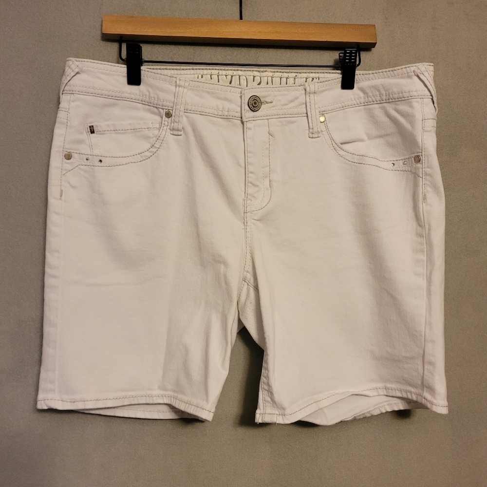 Women's White Hydraulic Lola Curvy Casual Jean Shorts. Size 17/18